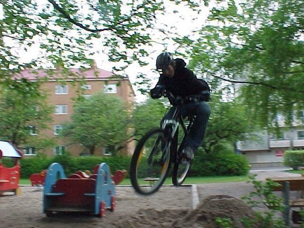 Ps.   Söker sponsor. Foto: Farsan. Åkare: Fredrik Olsson.