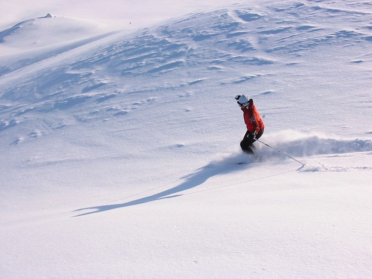 Här blir hon frälst i puderåkning!. Foto: Stefan Vikberg. Åkare: Karin Ekström.