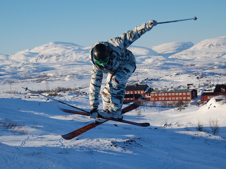 jag och några polare stack upp och byggde ett hop. Foto: linus roos. Åkare: axel bergbom (jag).