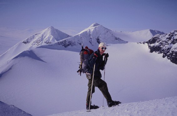 Påväg upp mot Borgtoppen i Akkamassivet.. Foto: Niklas Wingborg. Åkare: Martin Schulte.