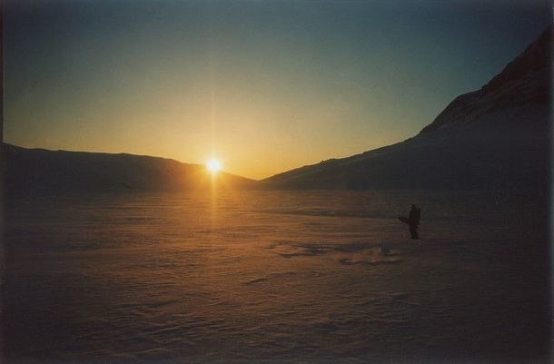 Precis nedåkta från Vouiddasriita en vårkväll.. Foto: Hannes Mannerheim. Åkare: Tomas Tengnér.