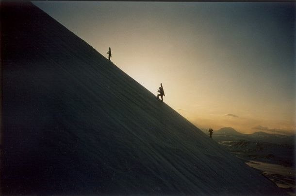 Snöskobeklädda siluetter på med sikte på Vassi. Foto: Hannes Mannerheim. Åkare: Tomas Tengnér, Maja Löfstedt m.fl..