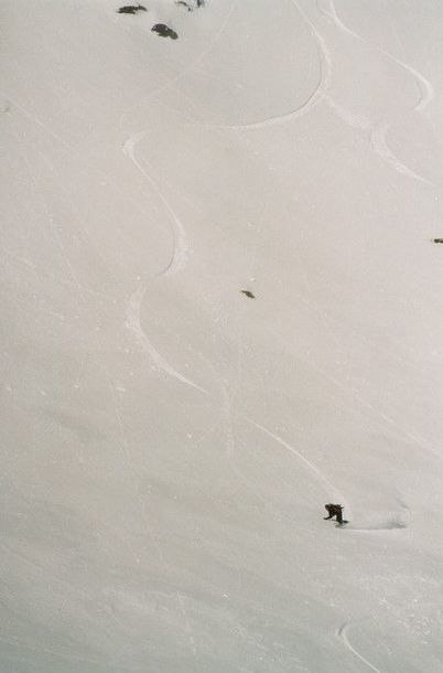 Fin dag på Daunes baksida. Maja banar sig nedför. Foto: Hannes Mannerheim. Åkare: Maja Löfstedt.