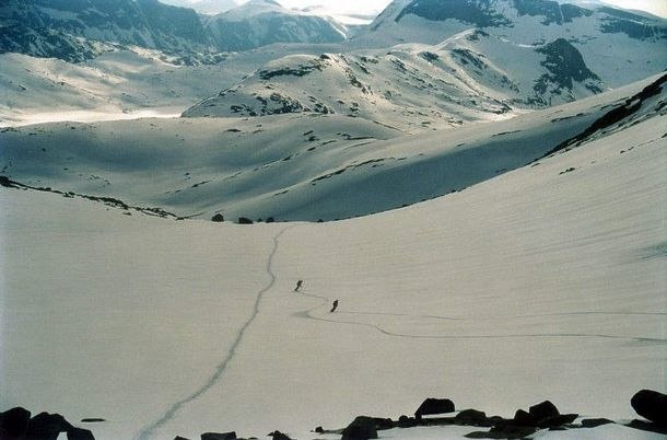 Kruzing på ett kvällsbelyst Storsteinsfjell, vil. Foto: Hannes Mannerheim. Åkare: Maja Löfstedt & Tomas Tengnér.