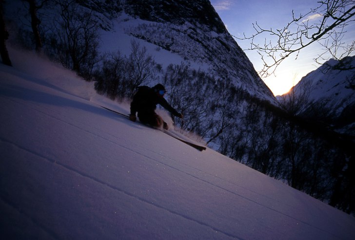Tormod Granheim snapper til seg de siste solstrål. Foto: Birger Holo. Åkare: Tormod Granheim.