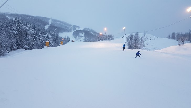 Familiebakken er endelig åpnet!
Masse av nysnø n.