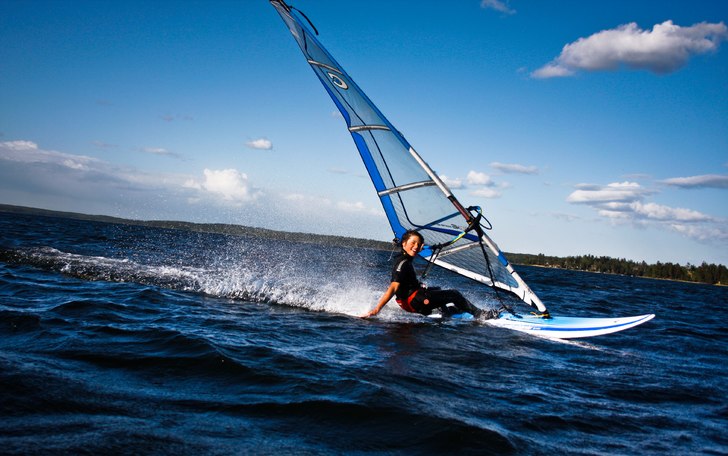 Byig vind och kallt i vattnet.... Foto: Marcus Olsson. Åkare: Adam Holm.