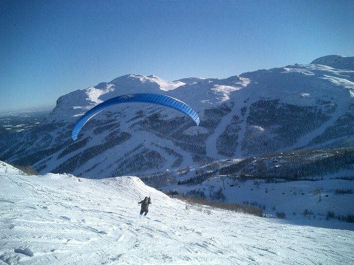 Norsk kille på skärmflygningstur. Foto: Mr reisleiter. Åkare: norman.