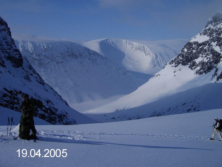 Vandring uppför Keb på vårkanten. . Foto: Johan Karlsson.