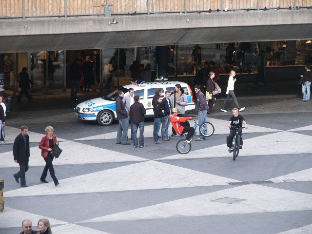 Jag och micke retas me polisen på cykelträffen i. Foto: Andreas (Forren). Åkare: Simon Hamelius.