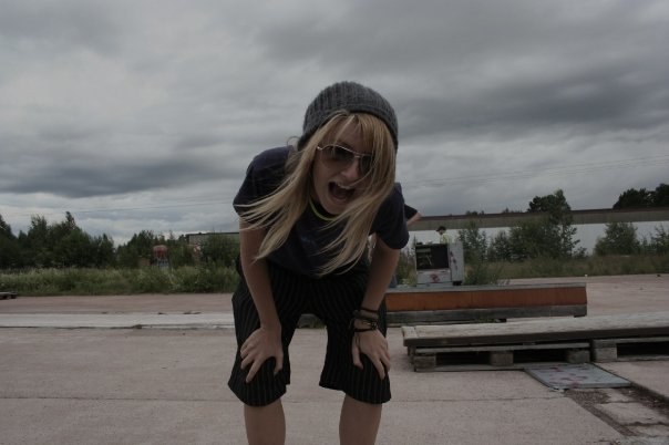 svensk sommar : glada dagar med skate, vänner och. Foto: Kelley Archer. Åkare: Isabella.