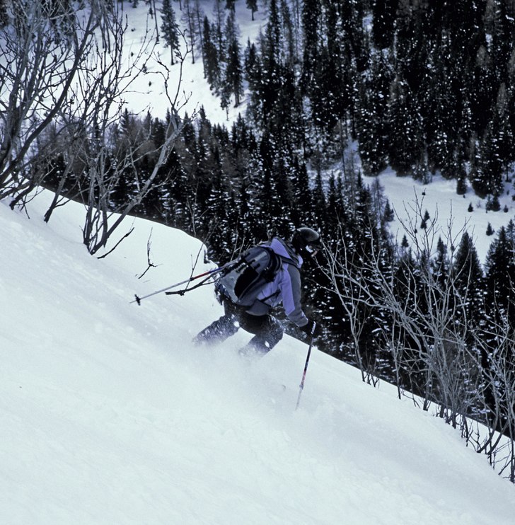 Från Pischa ner mot Llaret. Skitsnö men vad gör. Foto: Lars Hansson. Åkare: Anna-Karin Drake.