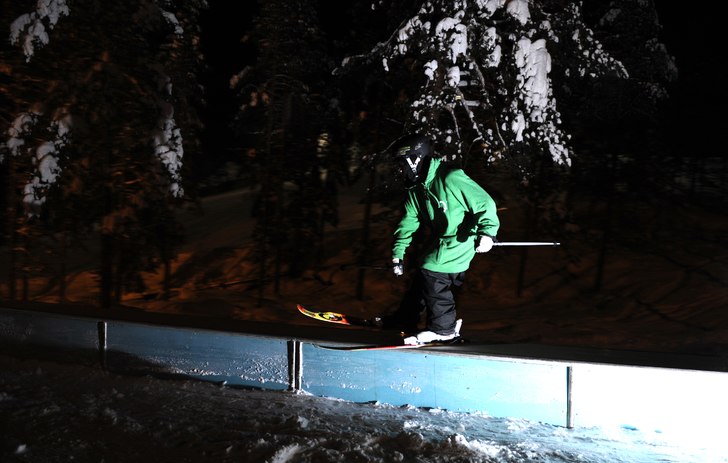 kvällsåkning i Källviksbacken, mitt uppe i en K. Foto: Måns Strålin Norberg. Åkare: Adam Reivant.