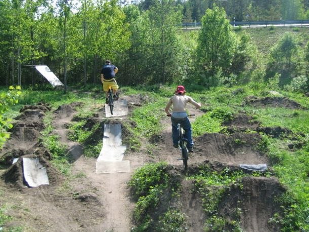 Andersbergsdirten, byggd av Gefle BMX klubb, ligge. Foto: Jonas Fumling. Åkare: Dippis & Murén.