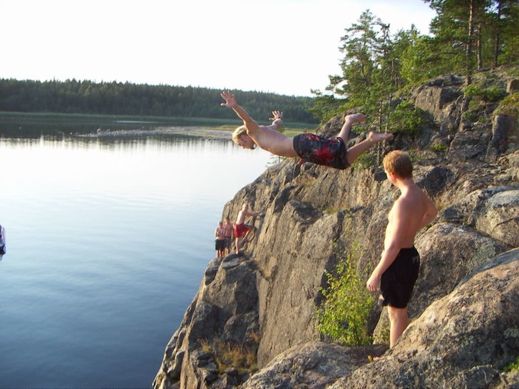 Framåtvolt från en klippa!. Foto: Mattias Söderlind. Åkare: Daniel Karlsson.