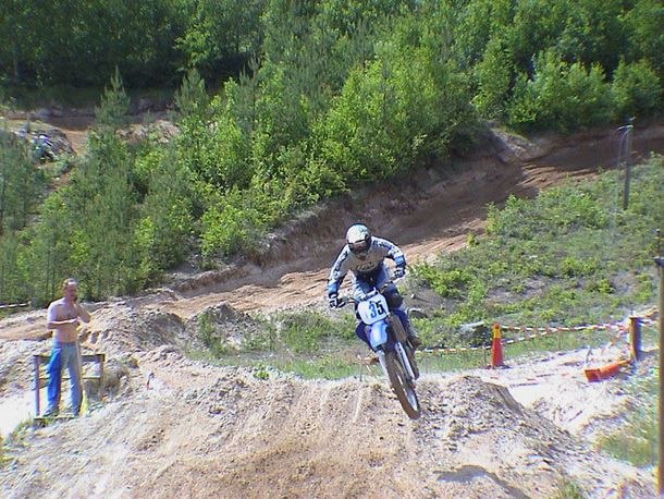 Tävling o vad ska man säga, flaggvakten har ju f. Foto: Svempa Wilhelmsson. Åkare: Stefan Andersson.