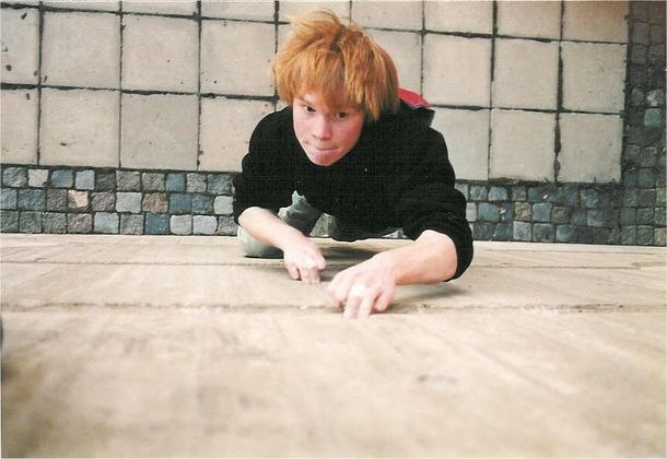 Roligt boulderproblem utanför Systembolaget.. Foto: Staffan Björklund. Åkare: Pontus Tengvall.