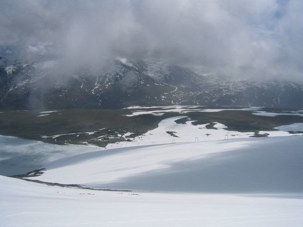 Sommarskidåkning i Juvasshytta/Galdhöpiggen, jun. Foto: Johan Sköld. Åkare: okänd.