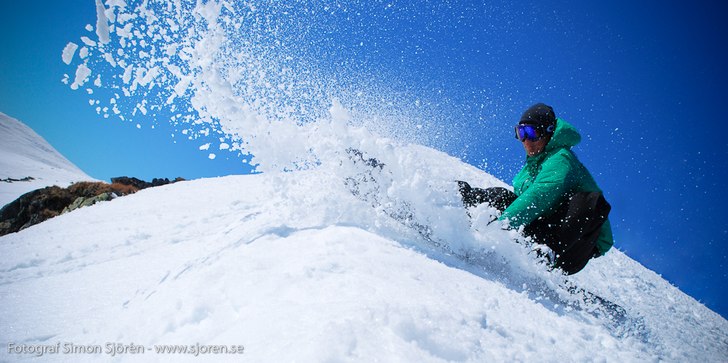 Kristian surfar lite på vårslush.... Foto: Simon Sjörén www.sjoren.se. Åkare: Kristian Axelsson.