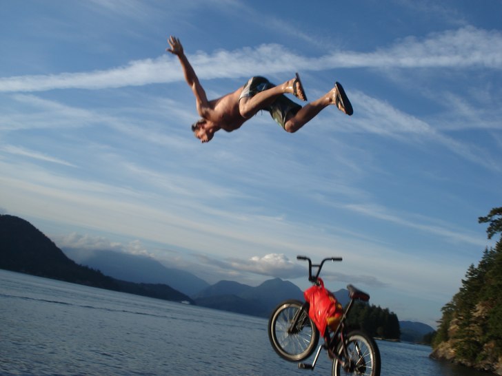 Det ar kul o hoppa i havet med eller utan cyckel... Foto: Paul Felix. Åkare: Theodore Birkner.