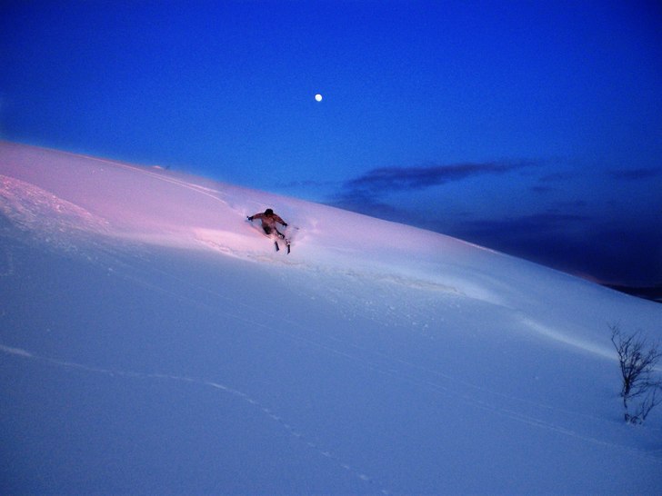 Kvällsåkning på Laxfjället. Foto: Simon Magnusson. Åkare: Anton Magnusson.