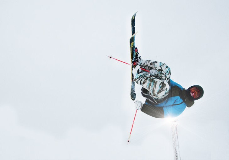 Kille från jakan freeride gör en snygg kork på . Foto: Fredric Johansson.