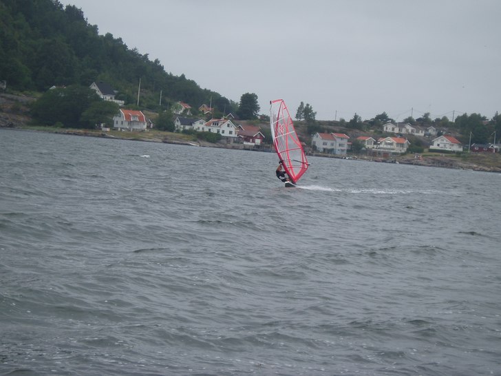 jag blåser på med brädan ;P . Foto: Peter Knoop. Åkare: jag.