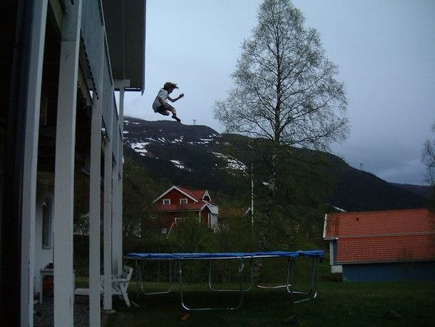 Jag klätrade upp på balkängen och hoppade ner p. Foto: Oscar Harlaut. Åkare: Henrik Harlaut.