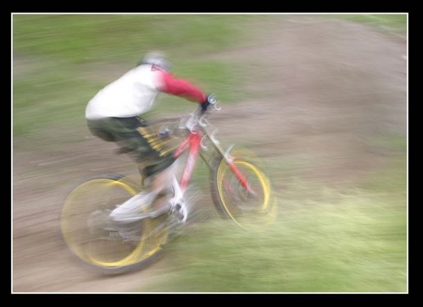 Downhilltävling på Lugnet i Falun.. Foto: Henrik Plyhm. Åkare: okänd.