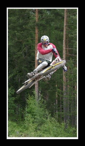 Downhilltävling på Lugnet i Falun. Foto: Henrik Plyhm. Åkare: okänd.