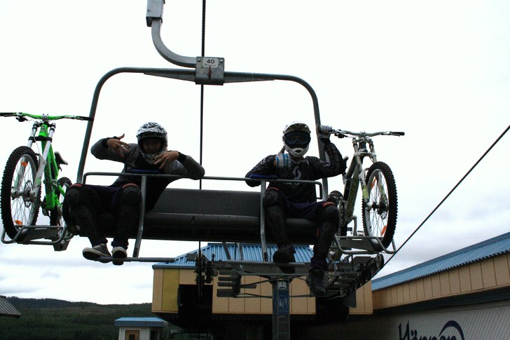 Downhill i Kläppens Bike park! :D. Foto: Random. Åkare: Joseph Jansson Och Oscar Andersson.