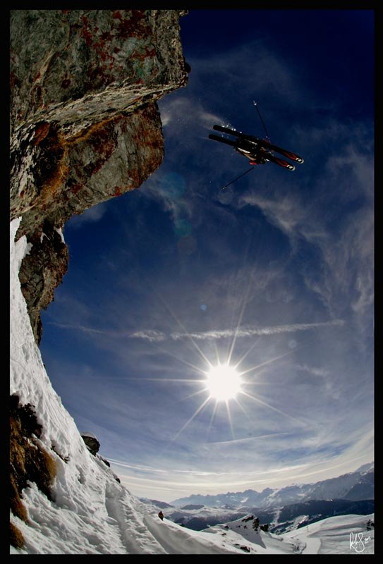 Anders hitting a big cliff. Foto: Rob Hamilton-Smith. Åkare: Anders.
