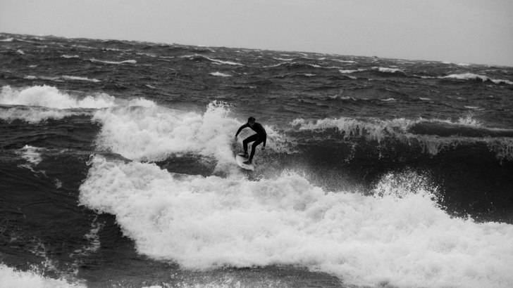 stor och stökig söndag på stenstrand. fick två. Foto: Henrik Orgna. Åkare: Jacob Wester.