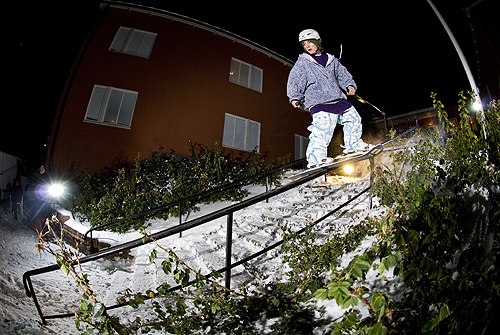 Victor kör smuth på en rail vid gamla Prolympia . Foto: Niklas Sundin. Åkare: Victor Hörnfeldt.