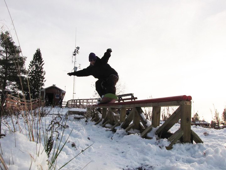 Tail press BS 180 ut
försäsongs åkning. Foto: Dj Dahle. Åkare: jag.