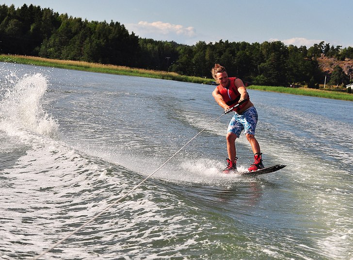 Denna åkare är ganska ny på wakeboard och såle. Foto: Daniel Skilberg.