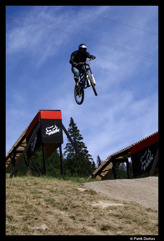 Lars visar hur en riktig man tar stora drop. Foto: Patrik Durfors. Åkare: Lars Pettersson.