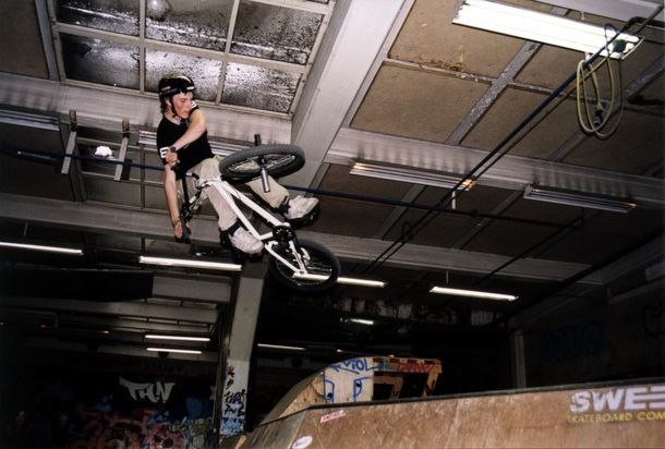 Jag + cykel i våran lokal.. Foto: Rasmus Andersson. Åkare: Martin Fredriksson.