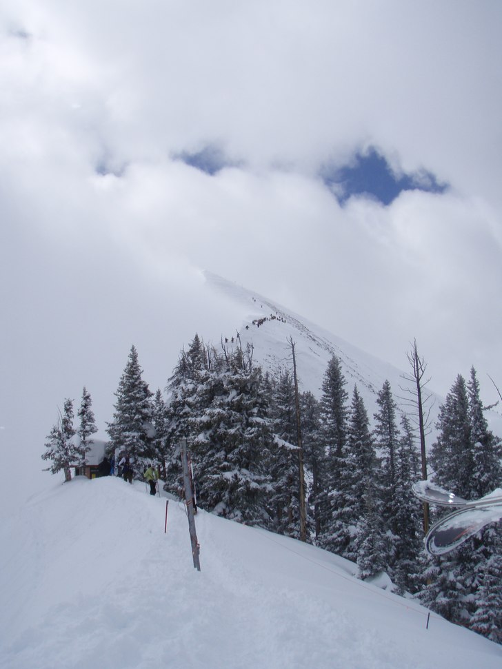 Hikeing the highland bowl. . Foto: Helena Moberg.