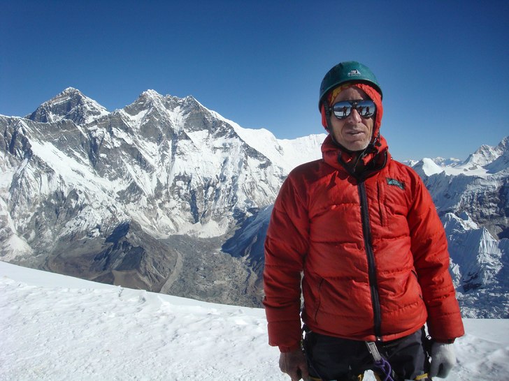 på toppen, Everest, Nuptse o Loptse i bakgrunden. Foto: Ang Kami Sherpa. Åkare: Lennart Berggren.