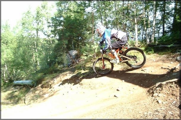 kurvtagning i flottsbro. Foto: Björn Axberg. Åkare: Wii.Axberg.