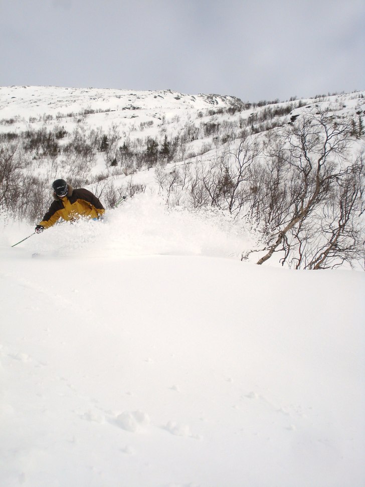 Lennartsson sprutar snö. Foto: Fredrik Nordqvist. Åkare: Petter Lennartsson.