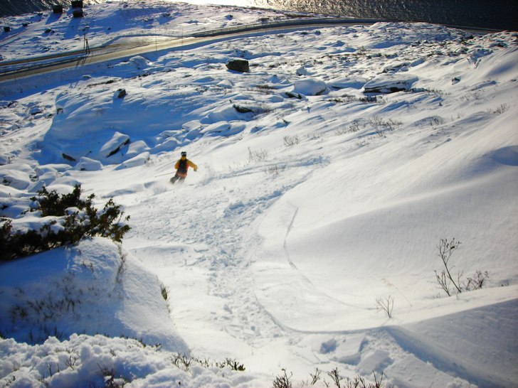 Några små svängar i försäsongspuder!. Foto: Andreas Kjellberg. Åkare: Simon Börjars.