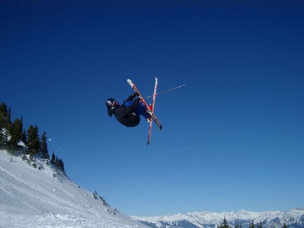 Galen amerikan hoppar igen.. Foto: Jonas Högström. Åkare: Okänd.