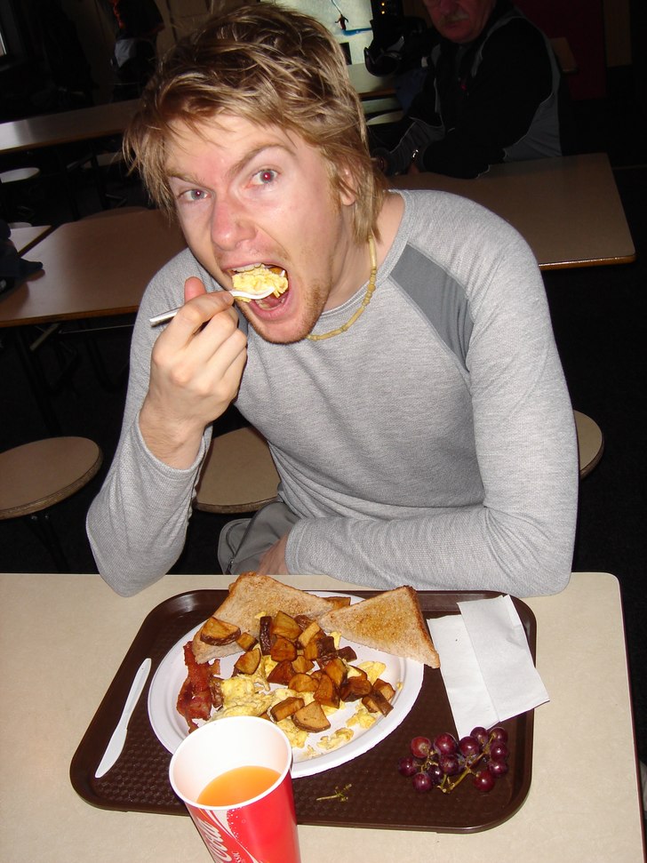 Hela kostcirkeln till frukost innan en dags skidå. Foto: ?. Åkare: Jag.