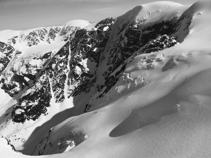 Jiekkevarrirennan mot Fugldalen. Vertikal 800 m.... Foto: Patrik Jonsson.
