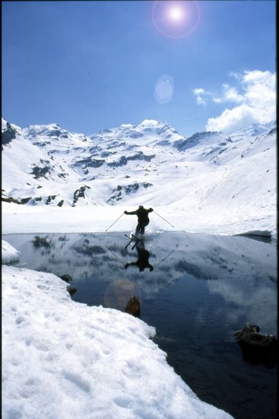 Vi fläska över den smälta delen av Lac du lou. . Foto: Linus Hougland. Åkare: Mikael Hanicke.