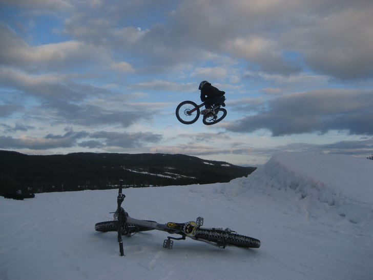 hoppar i wäsa. Foto: Jimmy Wallin. Åkare: Fredrik Larsson.