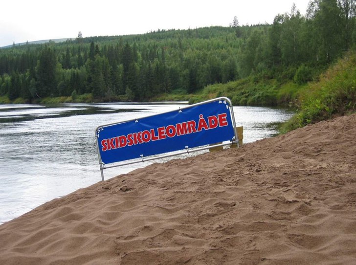 Ett underbart skidskoleområde vid en sandstrand i. Foto: Peter Withfeldt.