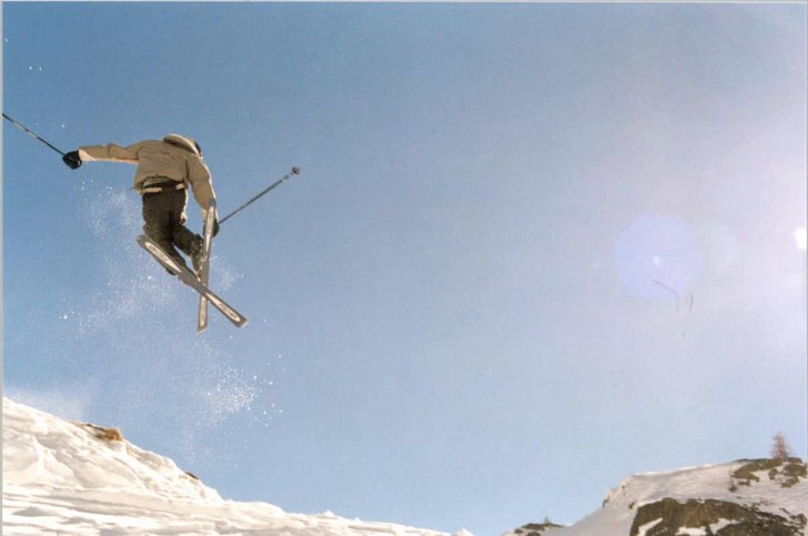 jag som hoppar i ett ganska så hårt men mysigt h. Foto: Bengt Göransson. Åkare: Love Göransson.